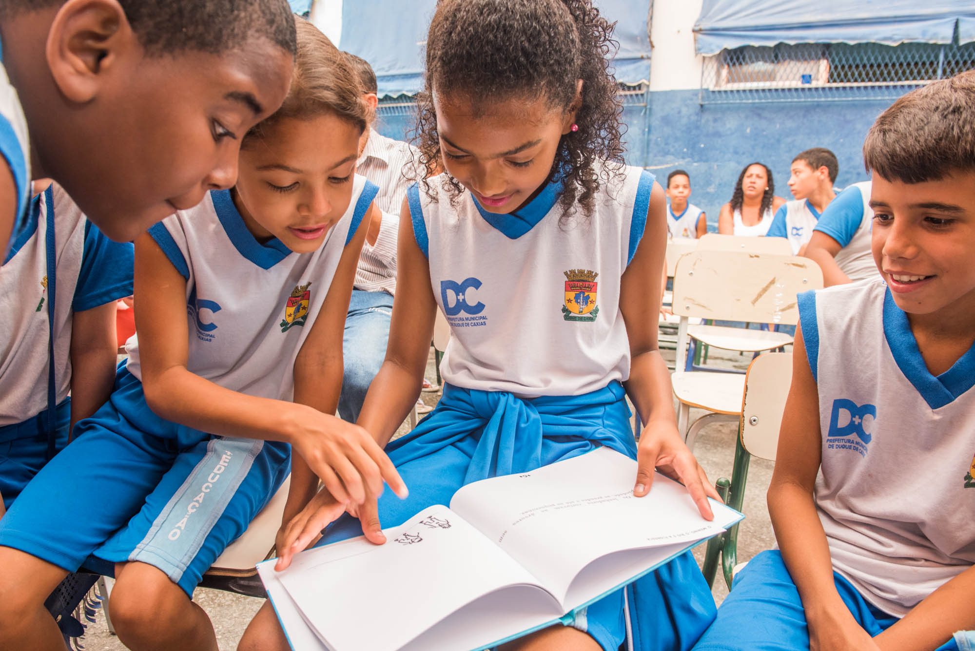 Light e Estante Mágica ajudam formação de pequenos escritores em escolas públicas