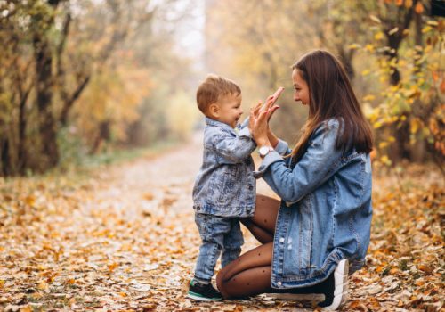 No dia da gentileza, mãe ensina ao filho como tratar os outros com mais delicadeza