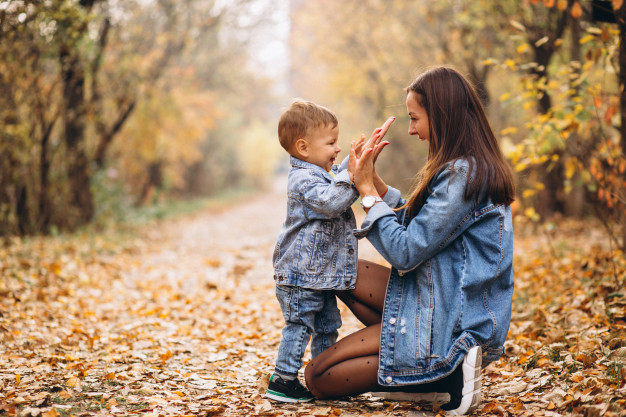 No dia da gentileza, mãe ensina ao filho como tratar os outros com mais delicadeza