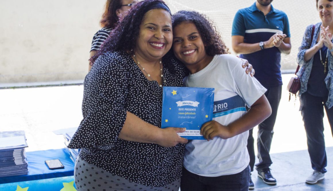 Evento de autógrafos no CIEP Agostinho Neto