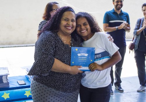 Evento de autógrafos no CIEP Agostinho Neto