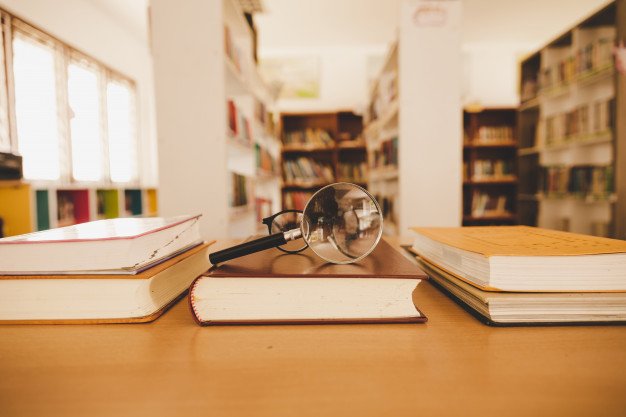 Livros paradidáticos em biblioteca escolar.
