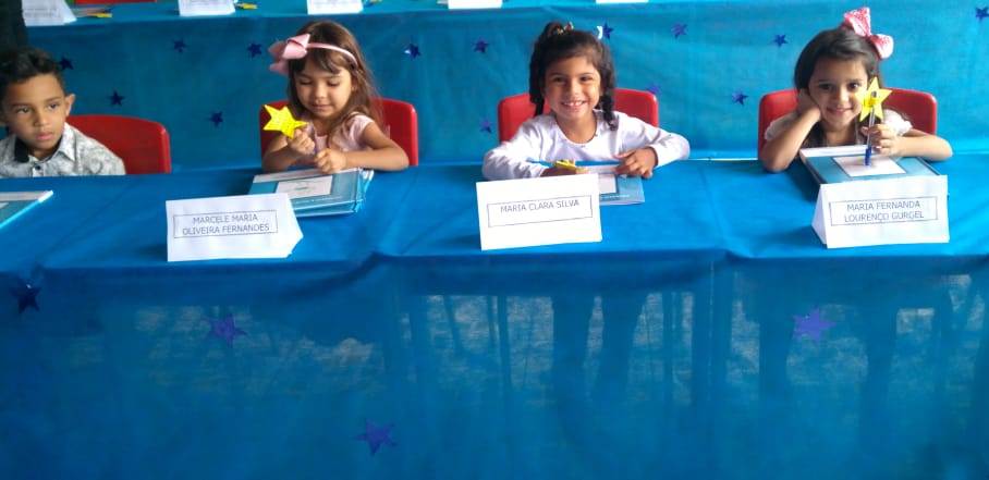 Alunos em evento de autógrafos de culminância do projeto da Estante Mágica, que transformou a relação professor-aluno em escola