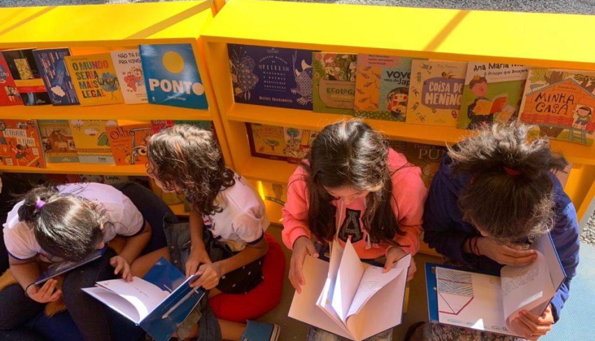 Alunos lançam livros na FLIP