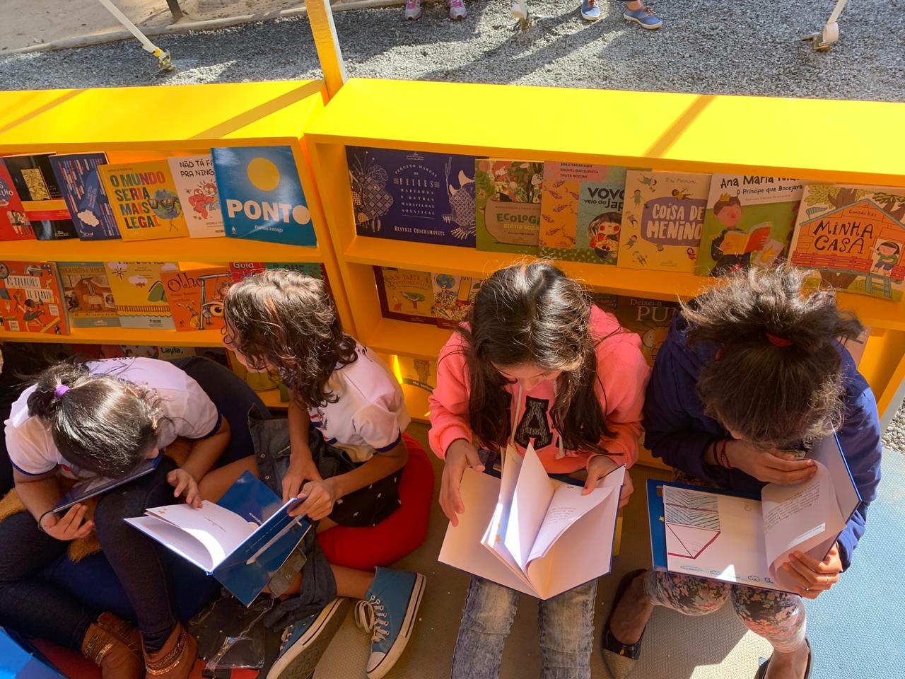 Alunos lançam livros na FLIP
