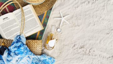 Livro na praia no verão