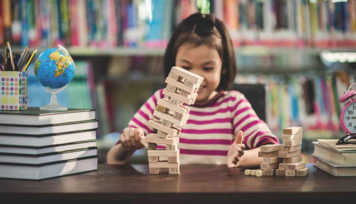 Criança aprendendo com metodologia ativa