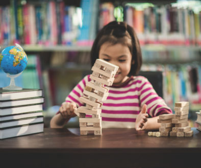 Criança aprendendo com metodologia ativa