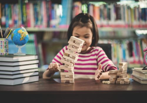 Criança aprendendo com metodologia ativa