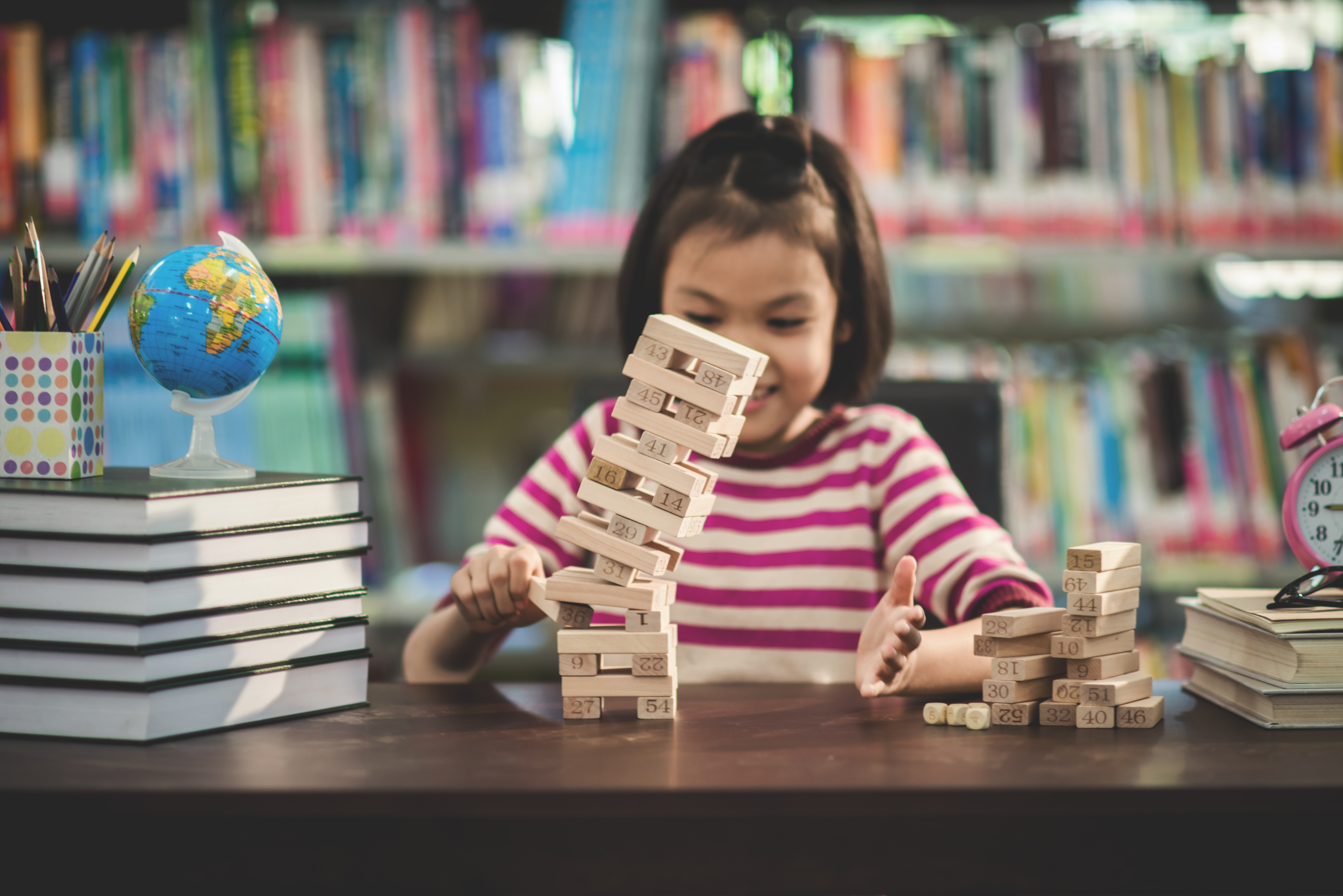 Criança aprendendo com metodologia ativa