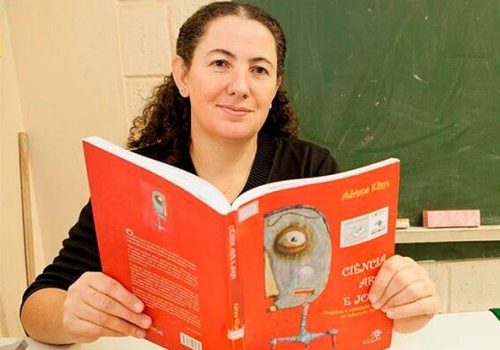 Mara Mansani assina guias da Estante Mágica para orientar produção de livros feitos por alunos.