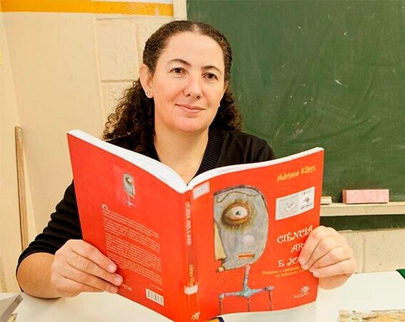 Mara Mansani assina guias da Estante Mágica para orientar produção de livros feitos por alunos.