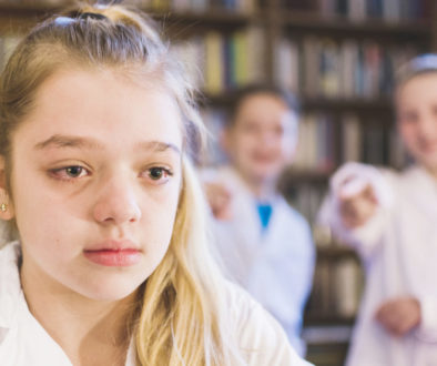Crianças praticam cyberbullying e magoam colega de escola.
