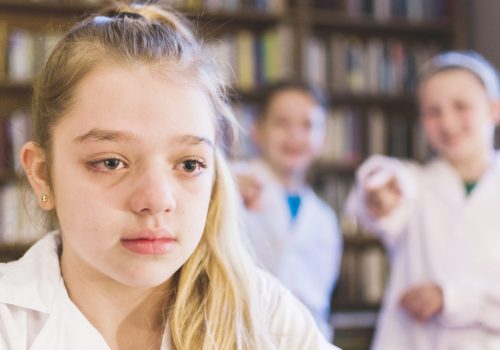 Crianças praticam cyberbullying e magoam colega de escola.