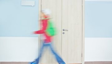 Aluno praticando a evasão escolar e abandonando a aula.