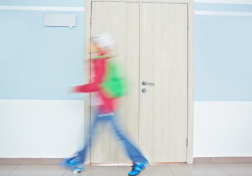 Aluno praticando a evasão escolar e abandonando a aula.