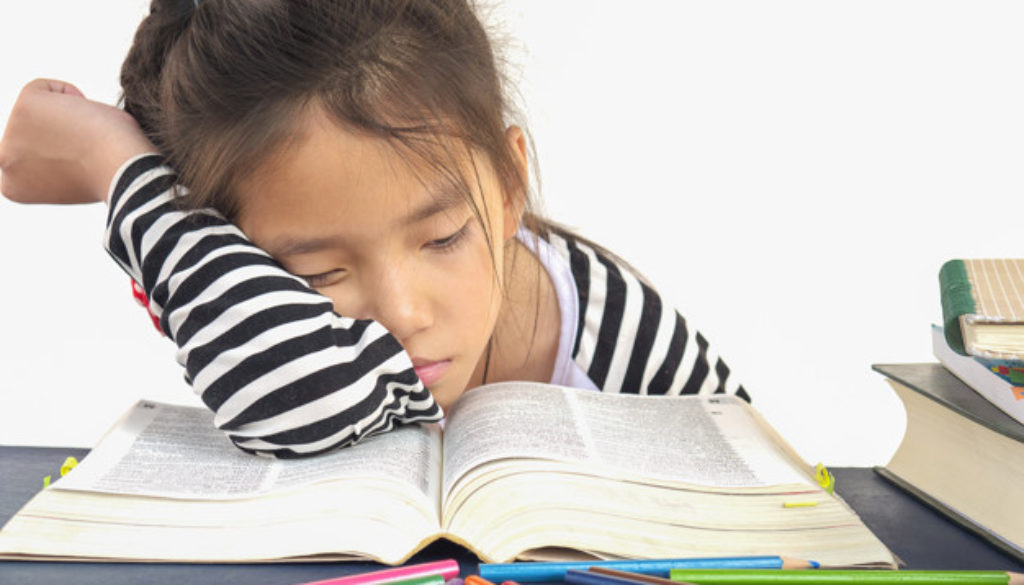 Criança dormindo mostra erros do incentivo à leitura na escola