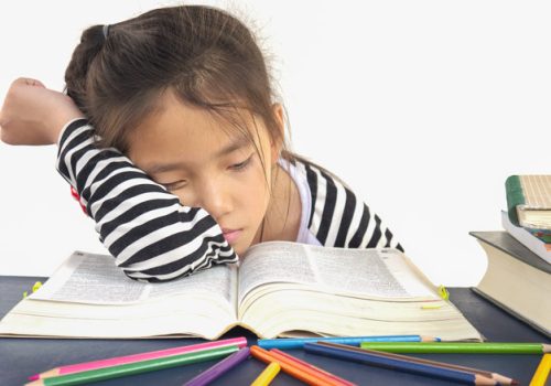 Criança dormindo mostra erros do incentivo à leitura na escola