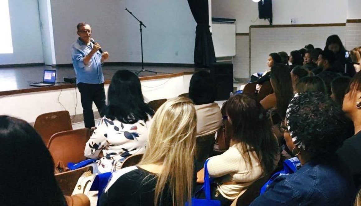 Willmann Costa durante evento falando sobre aluno como protagonista em sala de aula