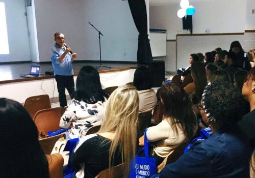 Willmann Costa durante evento falando sobre aluno como protagonista em sala de aula