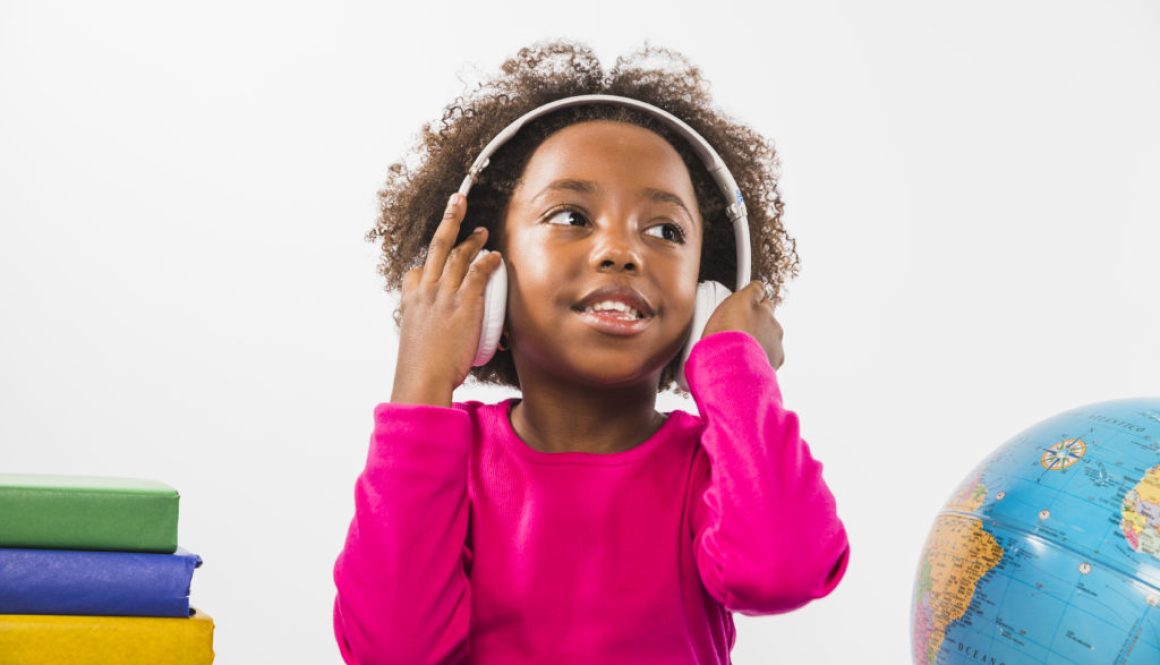 Criança sendo estimulada a aprender música na educação infantil.