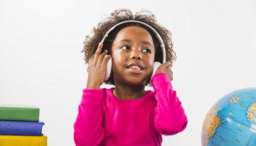 Criança sendo estimulada a aprender música na educação infantil.