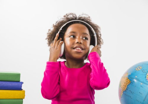 Criança sendo estimulada a aprender música na educação infantil.