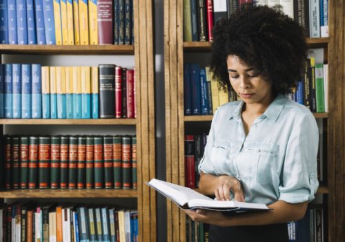 Professora estudando e desenvolvendo a formação continuada de professores.