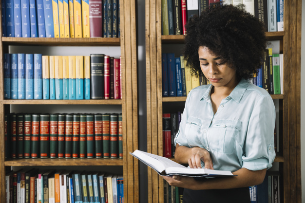 Professora estudando e desenvolvendo a formação continuada de professores.