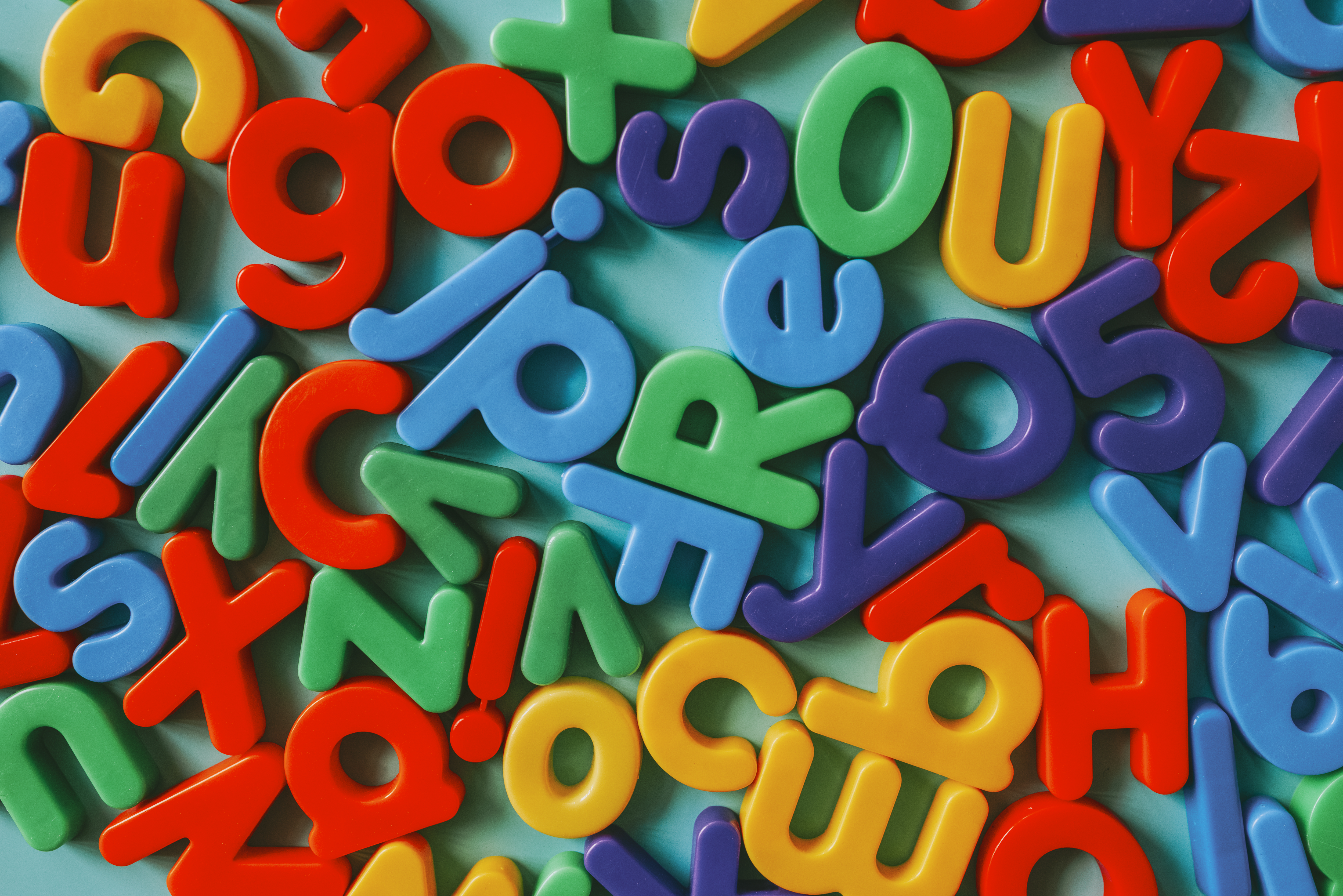 Letras dispostas em uma mesa para utilizar com o método fônico de alfabetização.