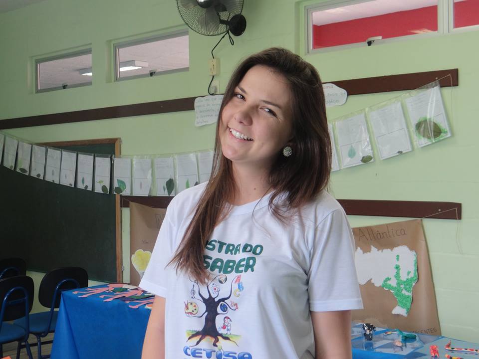 Professora parceira do projeto Estante Mágica.