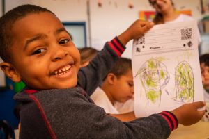 Aluno cria sua própria história infantil durante a aula no projeto da Estante Mágica. Aluno cria sua própria história infantil durante a aula no projeto da Estante Mágica.