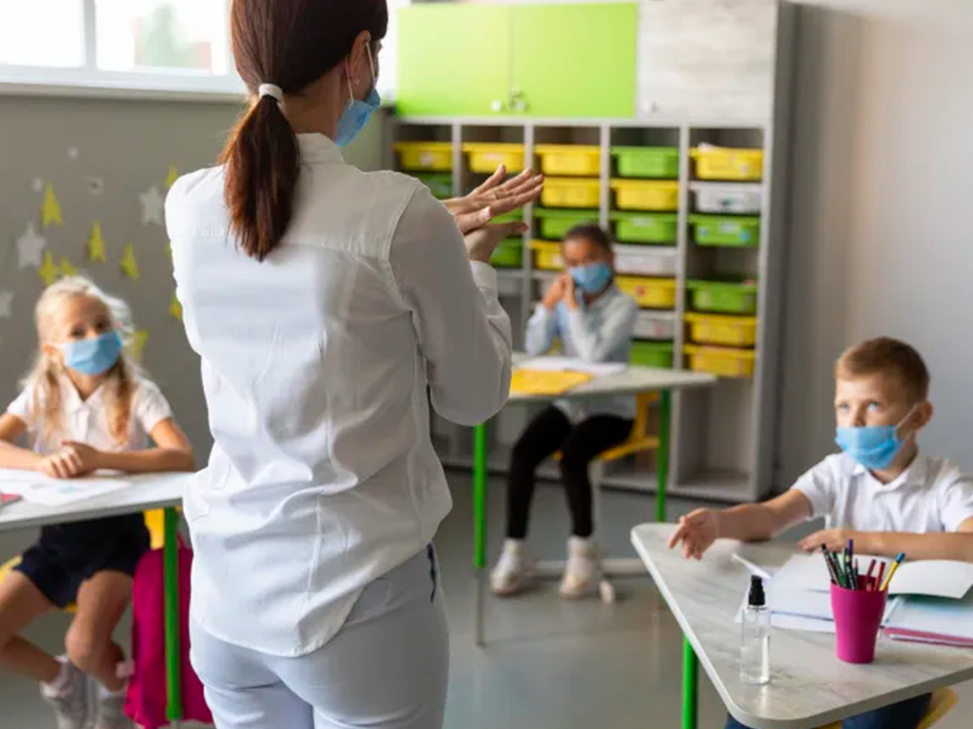 Aluno na sala de aula de ciências trabalhando com ferramentas