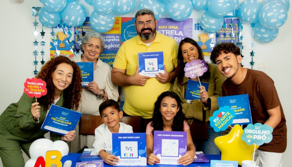 família-na-escola-segurando-livros