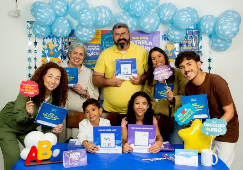 família-na-escola-segurando-livros