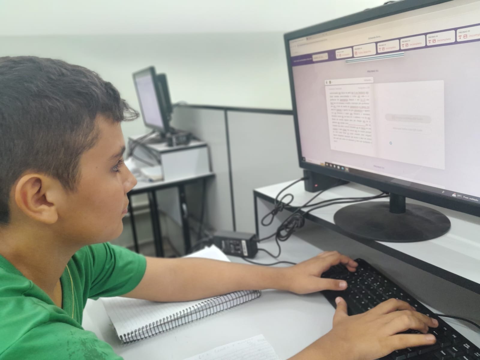 menino-em-frente-ao-computador-digitando-durante-aplicação-da-Estante-Mágica