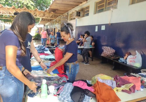 Bazar em escola para incentivar compra dos livros na Estante Mágica.