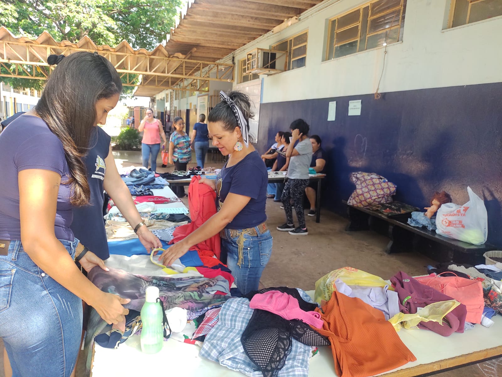 Bazar em escola para incentivar compra dos livros na Estante Mágica.
