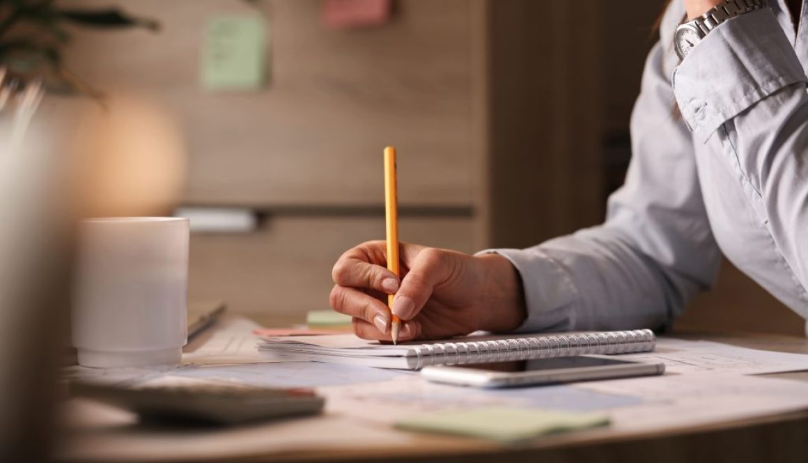 mulher-de-negocios-irreconhecivel-trabalhando-no-escritorio-e-escrevendo-planos-de-negocios-em-seu-notebook (1)