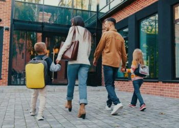 shmelhorar o relacionamento com as famíliasutterstock_2551409755-rbinz500gu7e8ksbeyhnd9ustye84d437afdzio120 melhorar o relacionamento com as famílias