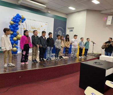 Crianças no palco em Evento de Autógrafos feito em parceria com a Estante Mágica.