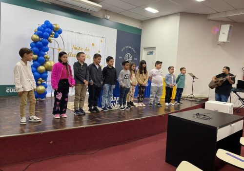 Crianças no palco em Evento de Autógrafos feito em parceria com a Estante Mágica.